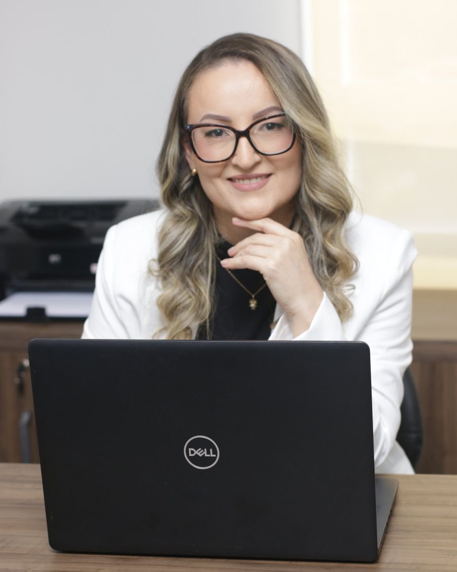 Sonia Angela de Souza analisando documentos no escritório